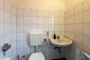 Tageslichtbad mit Duschwanne und WC