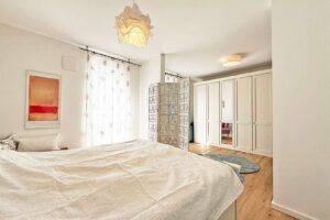 Großzügiges Schlafzimmer mit Ankleide