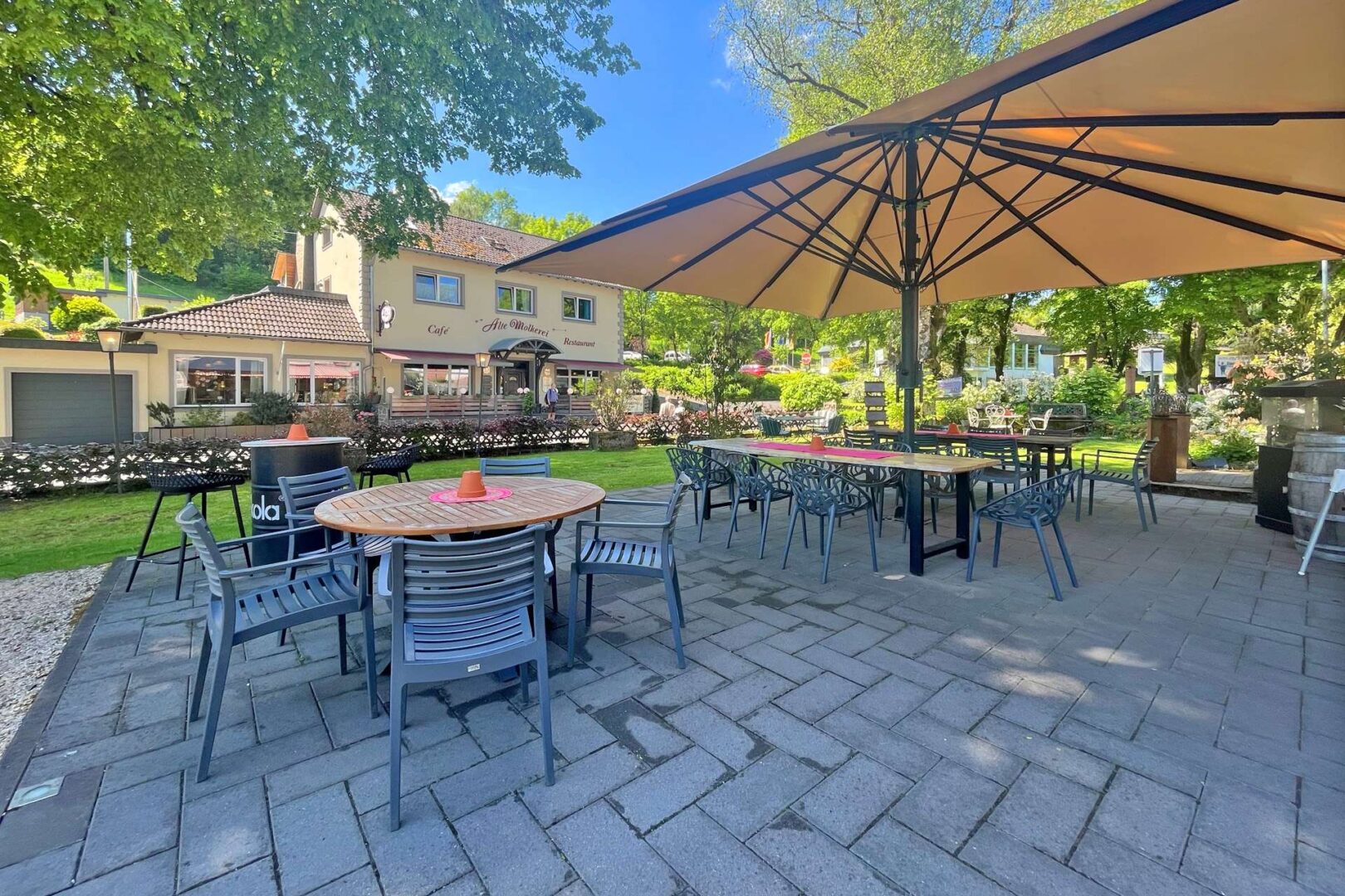 Untere Terrasse mit weiteren Sitzplätzen
