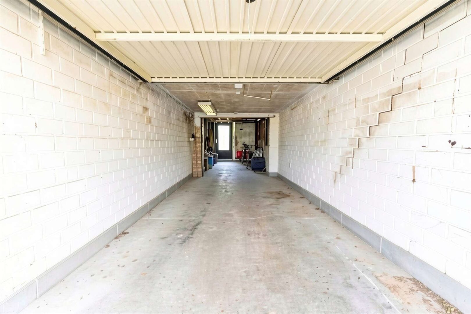 Garage mit Zugang zum Garten