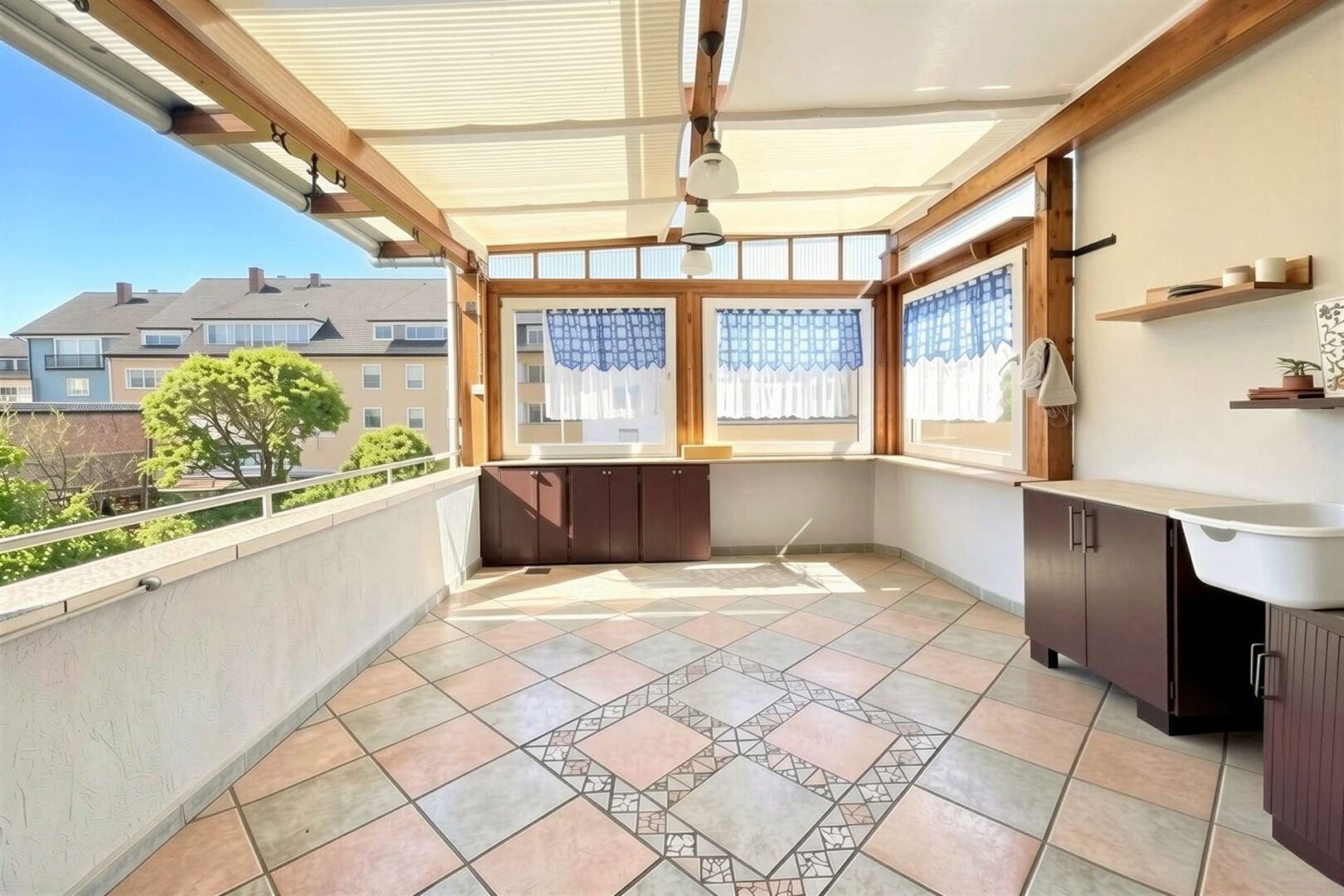 überdachter Balkon