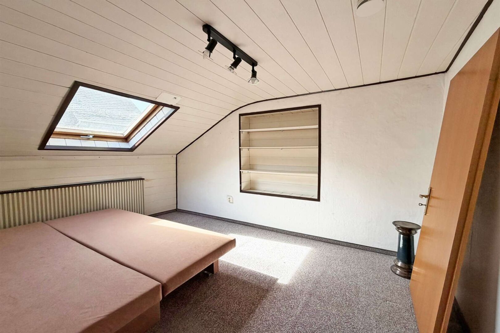 Schlafzimmer oder Ankleide im DG