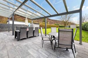 überdachte Terrasse mit elektr. Markise