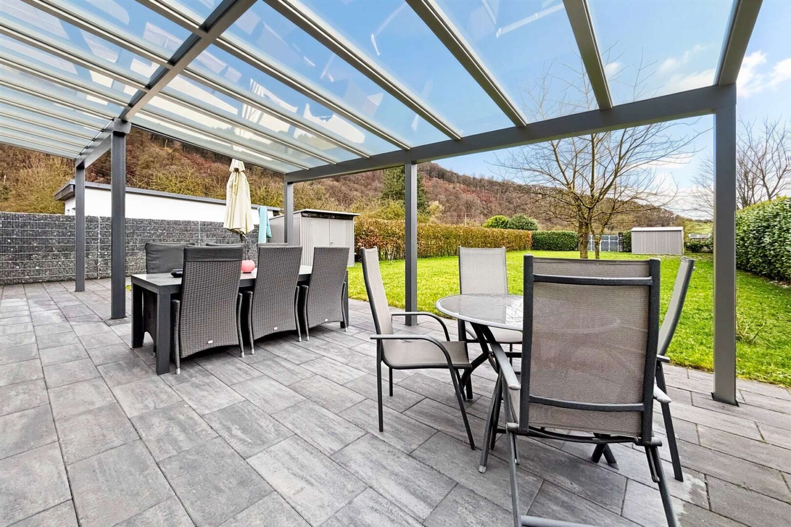 überdachte Terrasse mit elektr. Markise