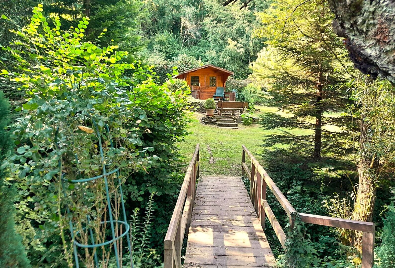 Brücke über den Bachlauf