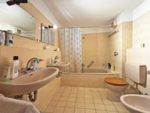 innenliegendes Bad mit Wanne und WC