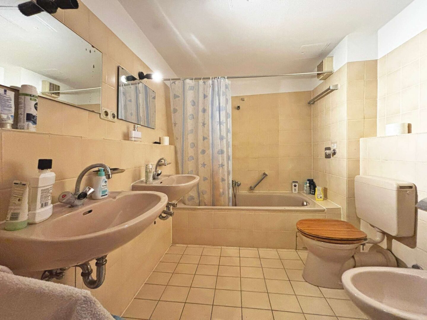 innenliegendes Bad mit Wanne und WC