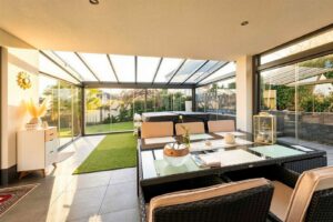überdachte Terrasse mit Wintergarten