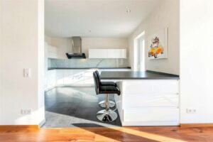 moderne Einbauküche mit Terrassenzugang