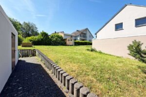 Zuwegung zur Garage und zum Garten