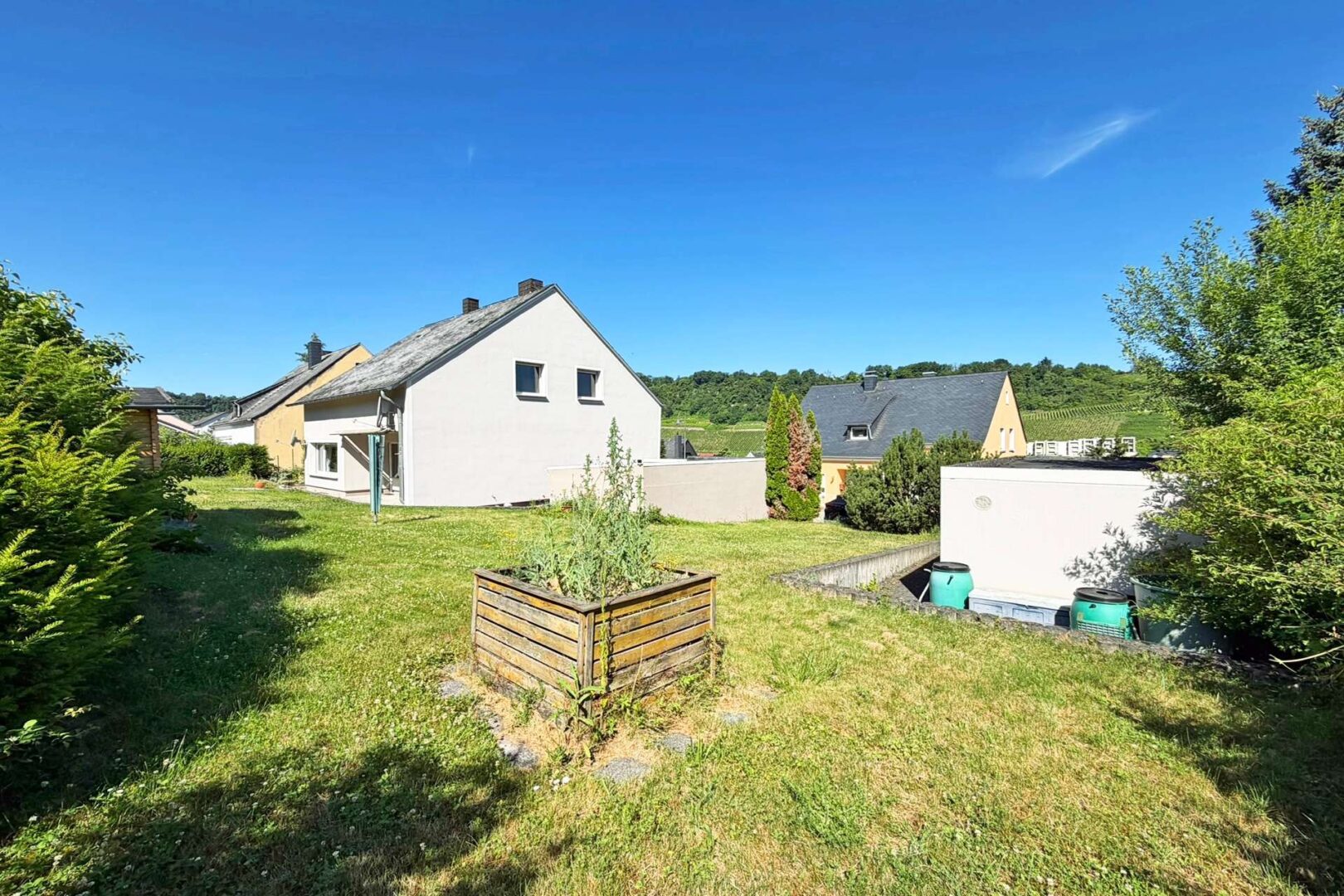 großer Garten mit Weinbergsblick