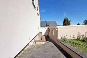 seitlicher Weg zum Keller und zur Garage