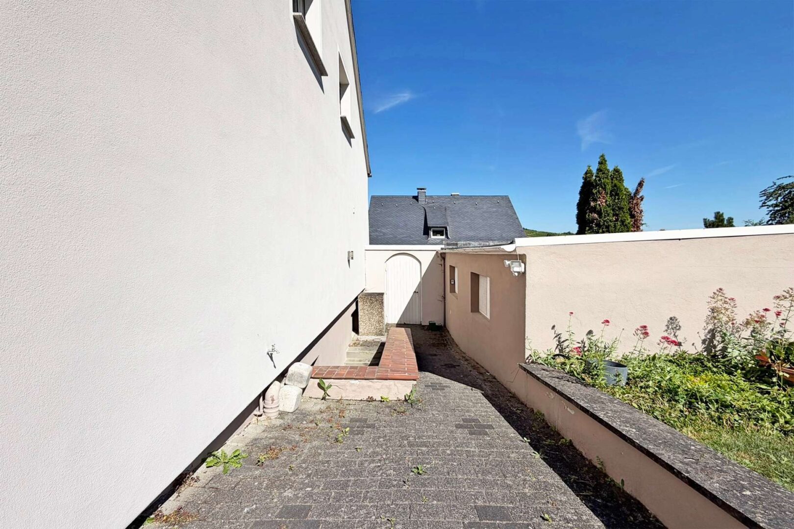seitlicher Weg zum Keller und zur Garage