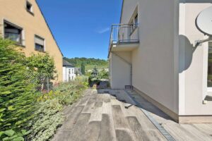 seitliche Terrasse