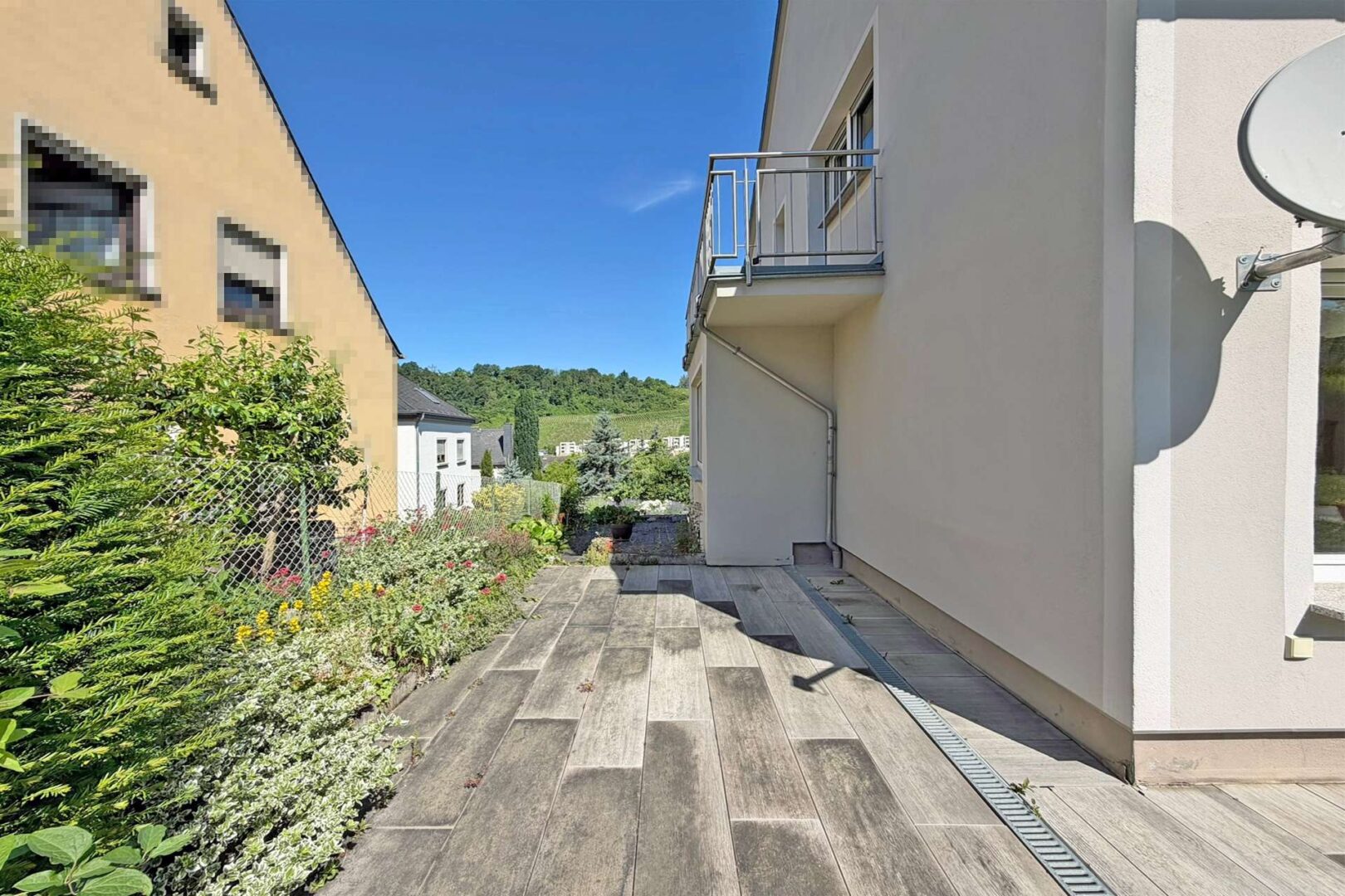 seitliche Terrasse