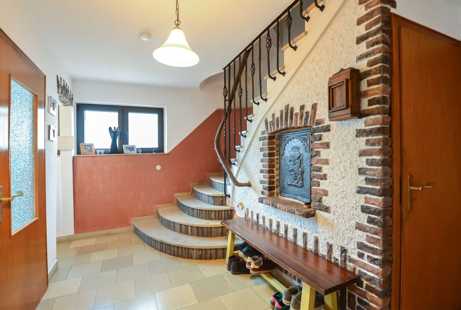 Flur mit Treppe