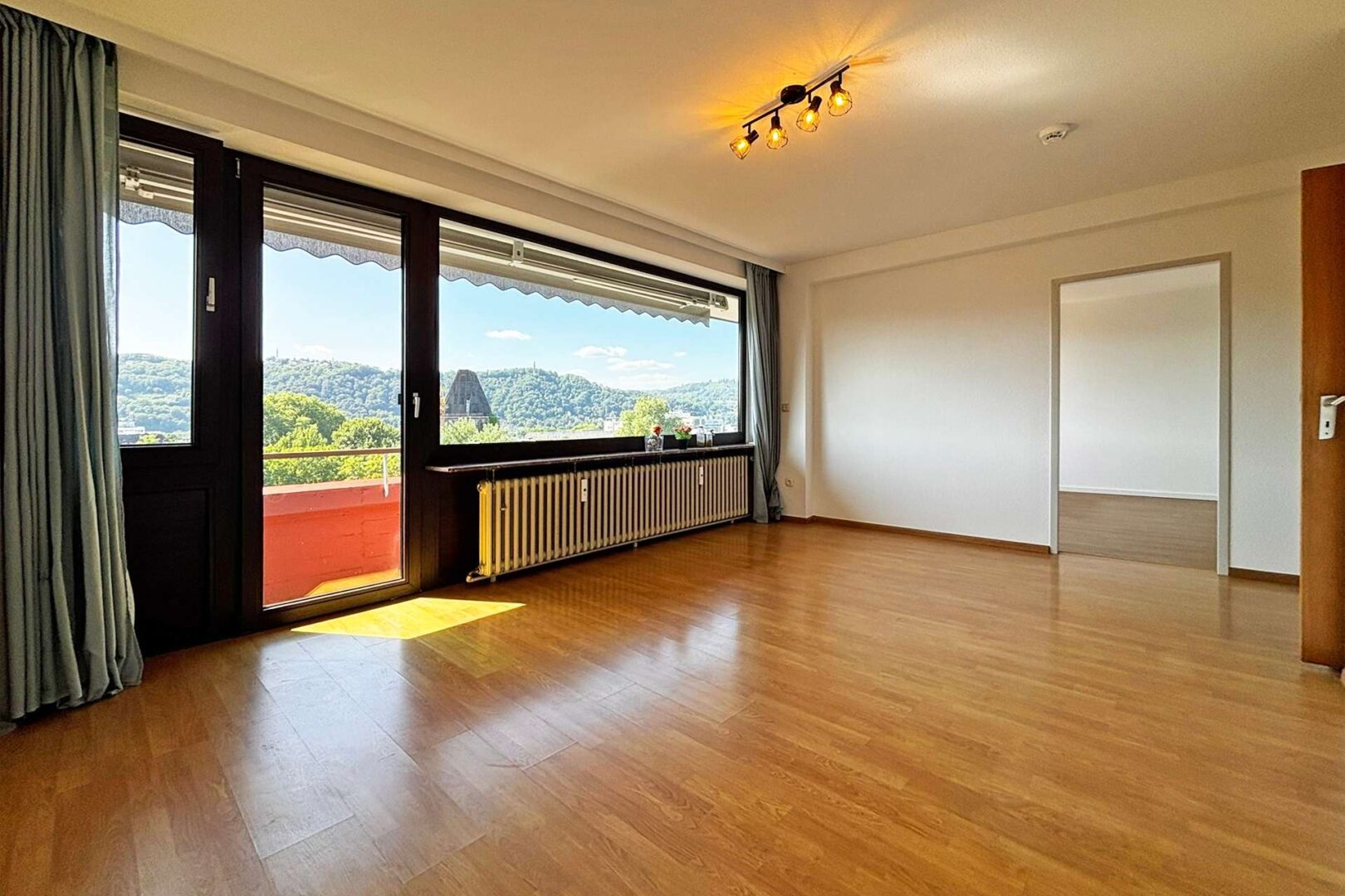 Lichtdurchflutetes Wohnzimmer mit Balkon