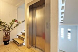Aufzug oder Treppe als Wohnungszugang