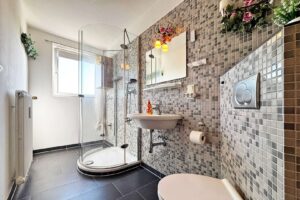 Tageslichtbad mit Dusche, WC & Waschanschluss