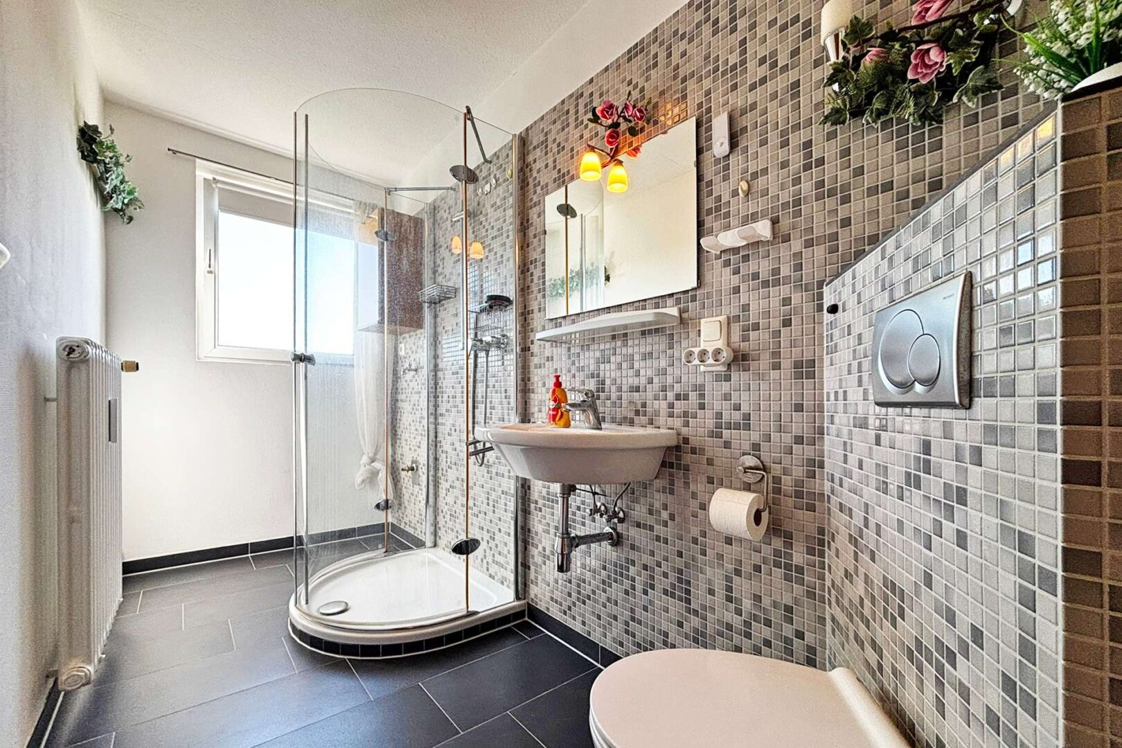 Tageslichtbad mit Dusche, WC & Waschanschluss