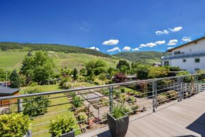 Dachterrasse mit Weitblick über das Grundstück