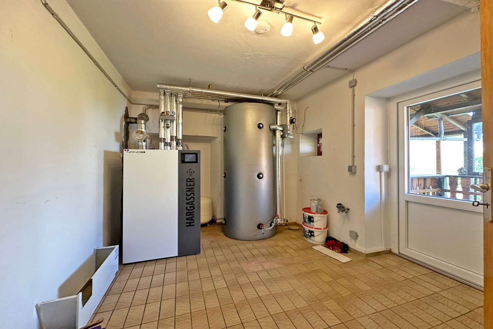 Technikraum mit Zugang zum Garten