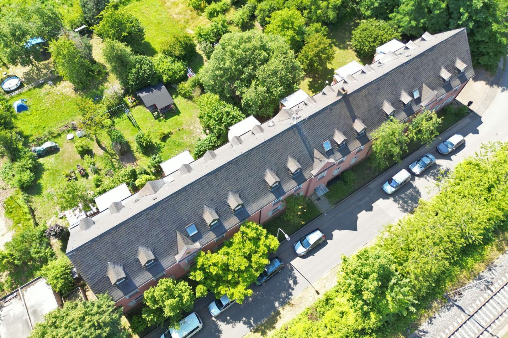 Drohnenaufnahme des Gebäudeensembles
