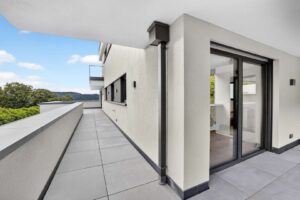 Halbumlaufender Balkon im OG