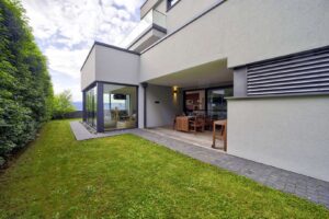 Garten seitlich des Hauses