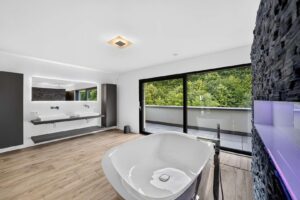 Masterbadezimmer mit Waldblick