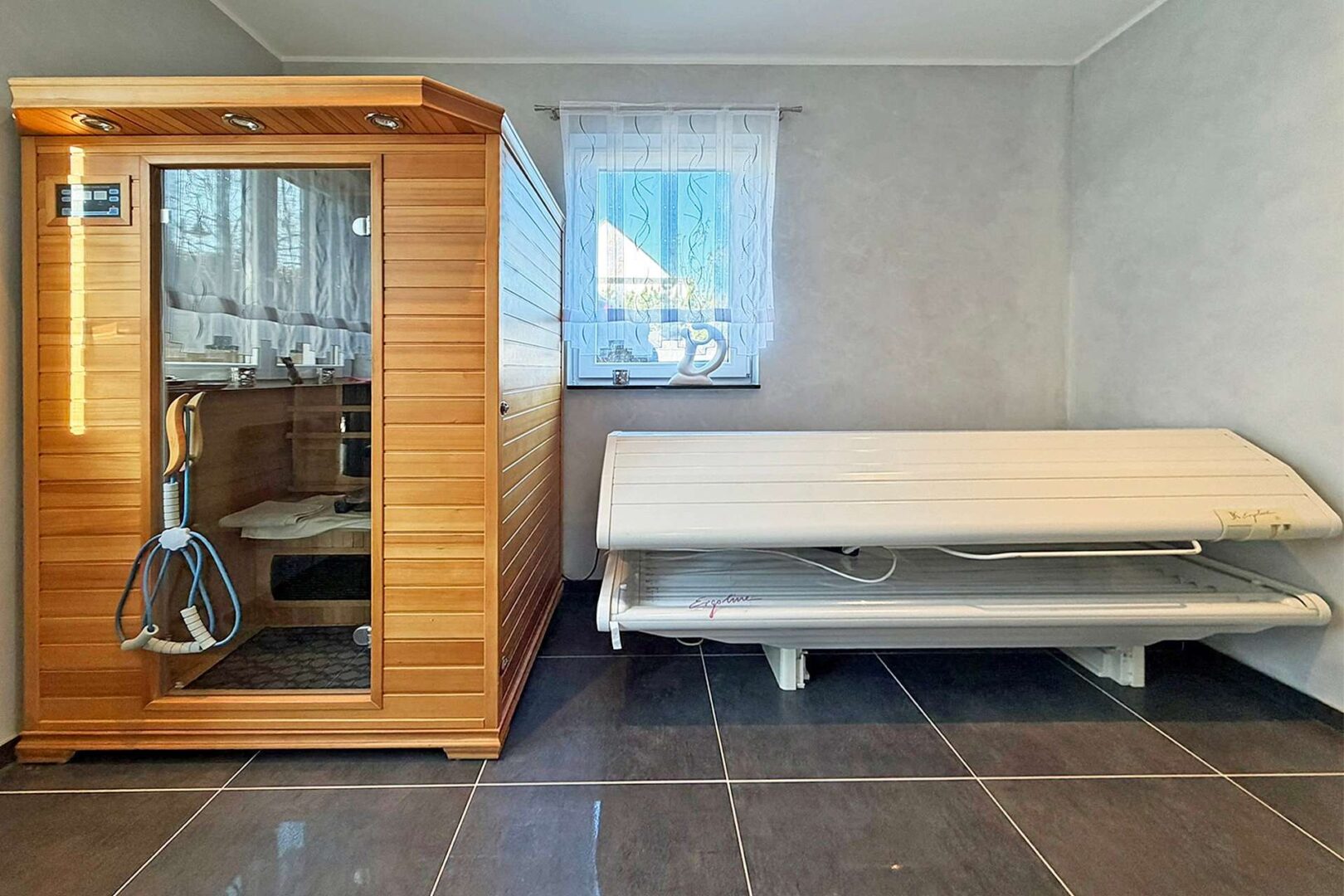 Sauna und Solarium im Bad
