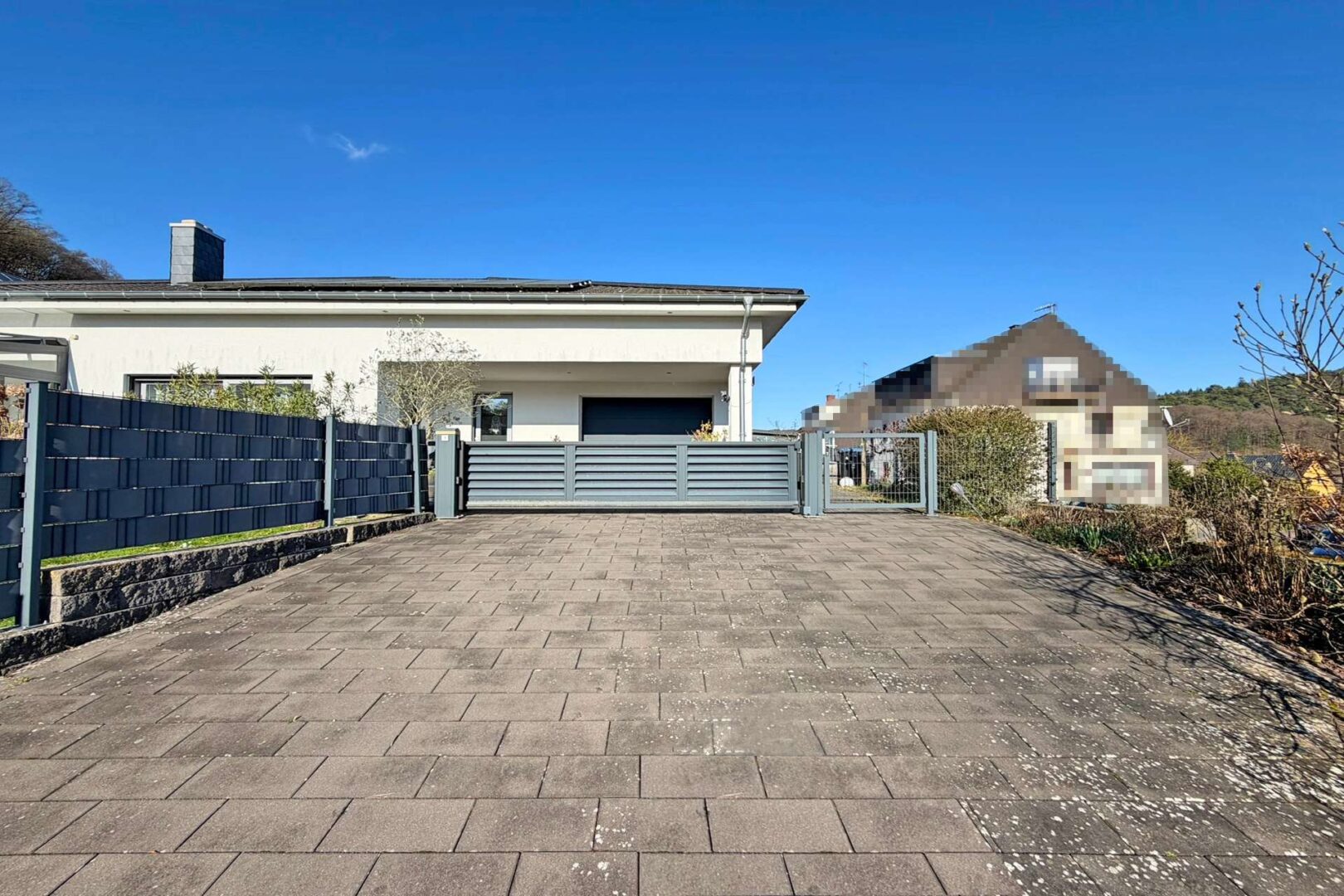 Garageneinfahrt mit elektrischem Tor