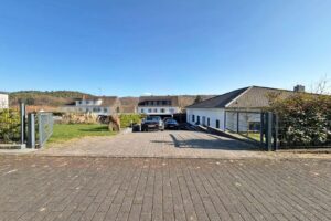 zweite Einfahrt zu den Carports