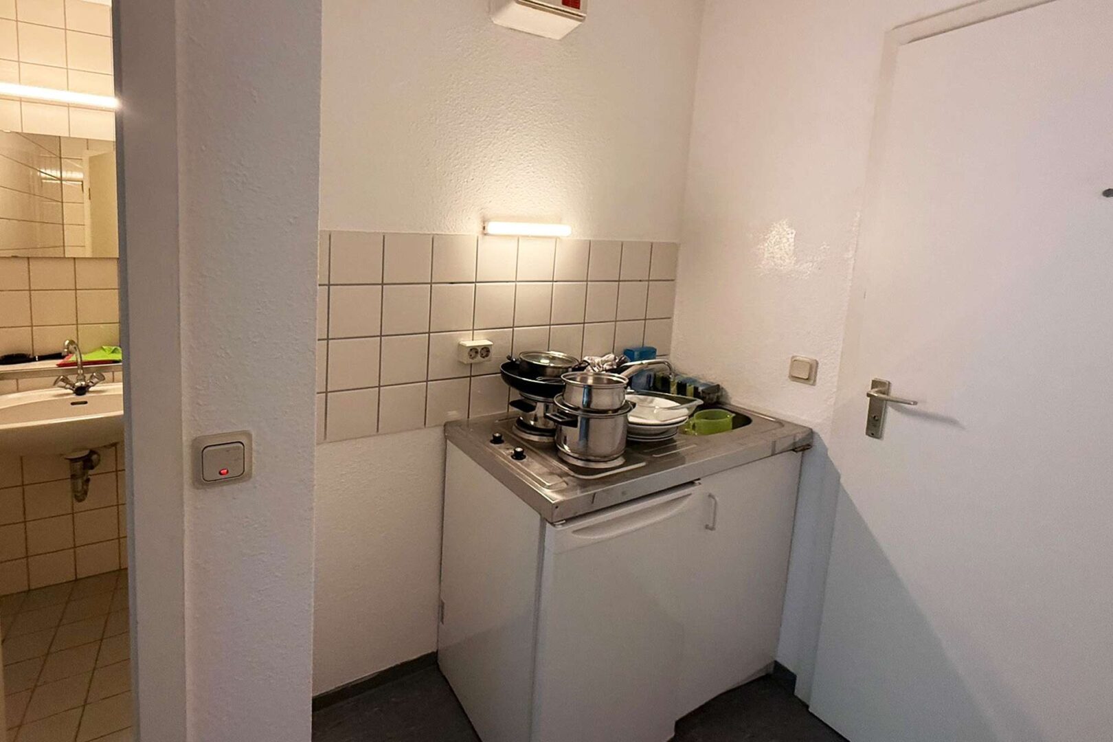 Pantry-Küche und Blick ins Bad