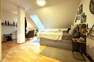 großzügiges Schlafzimmer