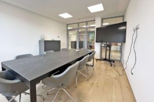 Modernes Konferenzzimmer mit angenehmer Arbeitsatmosphäre