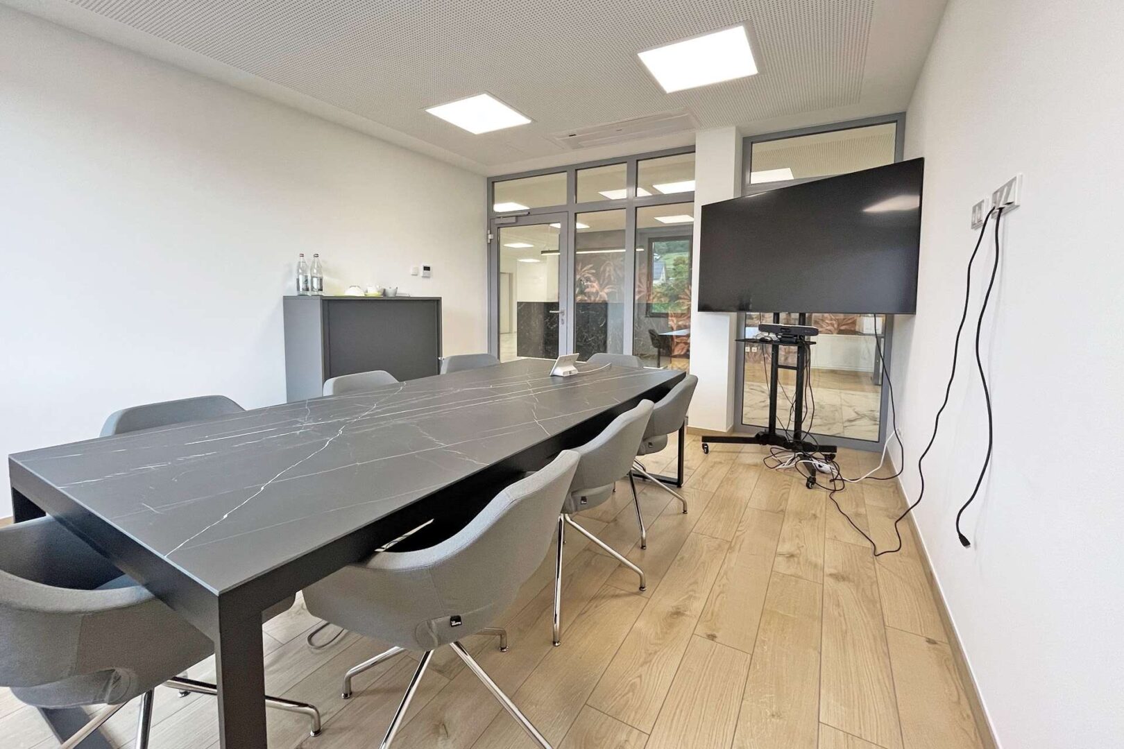 Modernes Konferenzzimmer mit angenehmer Arbeitsatmosphäre