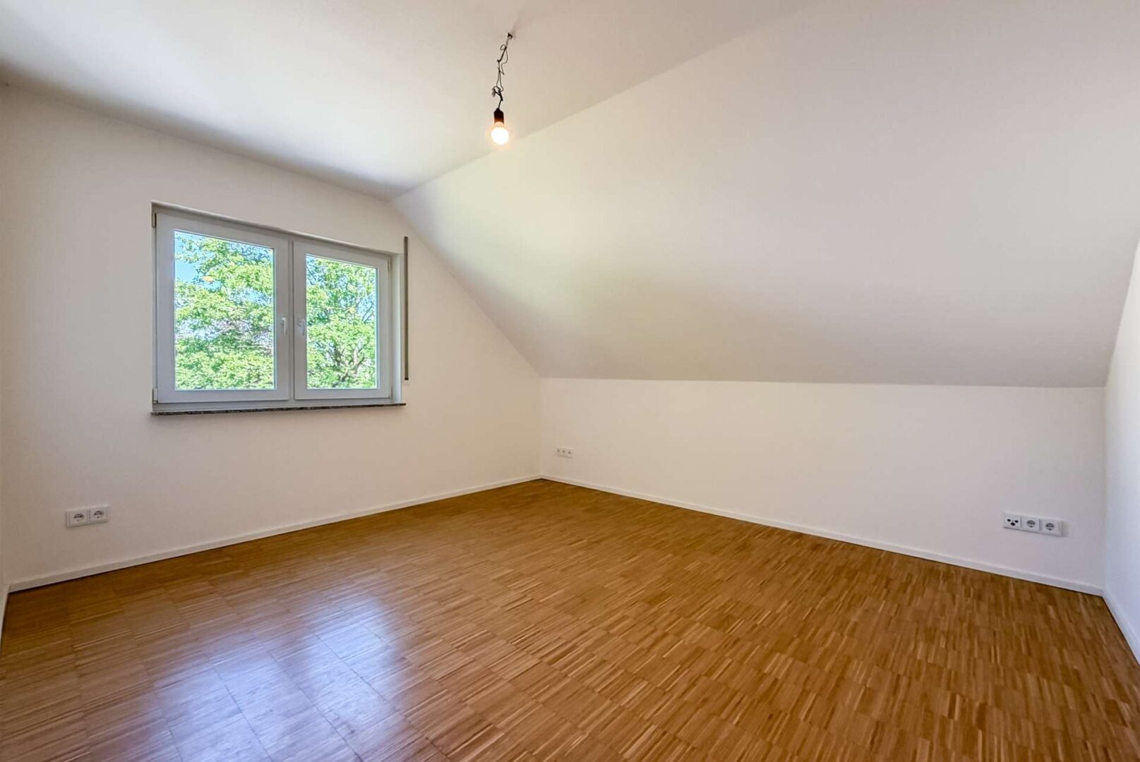 zweites helles Schlafzimmer