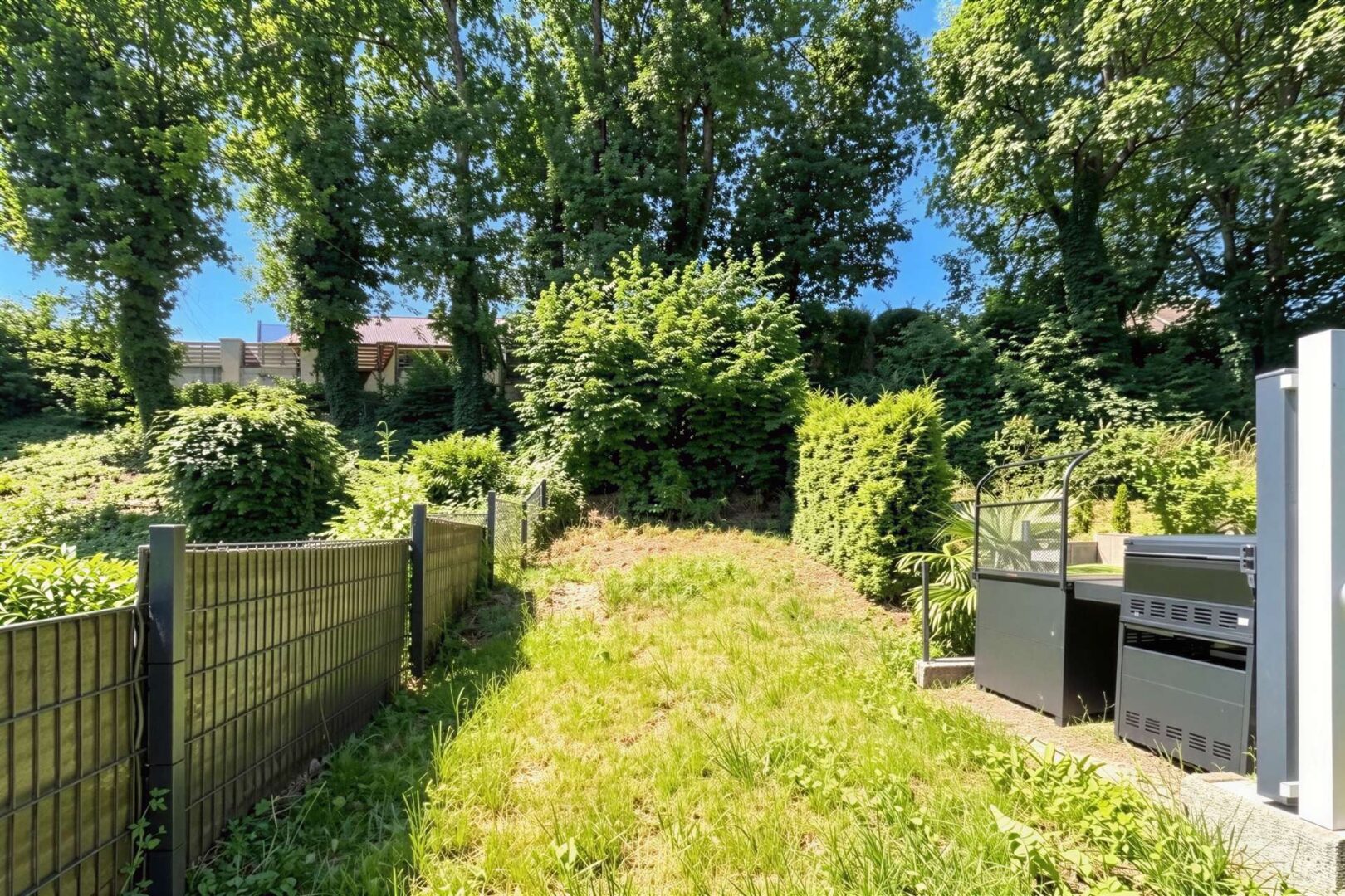 Garten hinter dem Gebäude