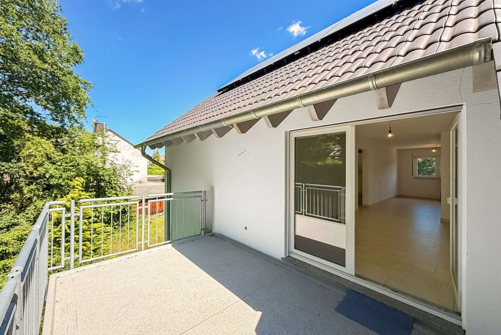 großer Balkon am Wohnbereich