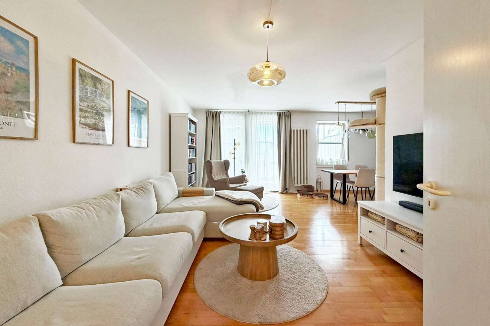Großzügiges Wohnzimmer