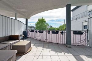 großer überdachter Balkon
