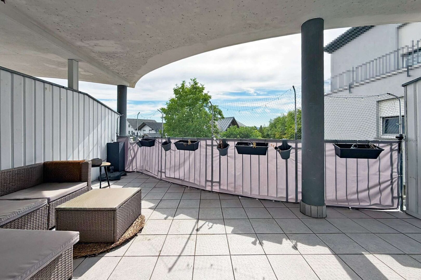 großer überdachter Balkon