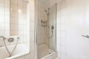 Dusche im Badezimmer
