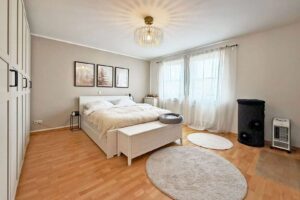 Großzügiges Schlafzimmer