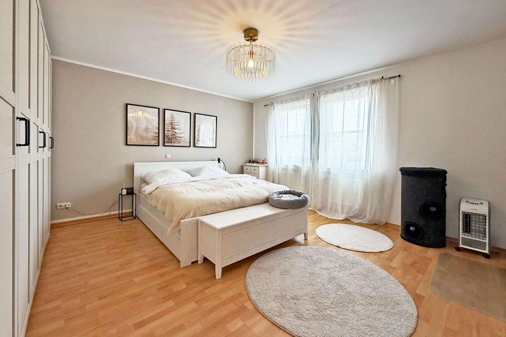 Großzügiges Schlafzimmer