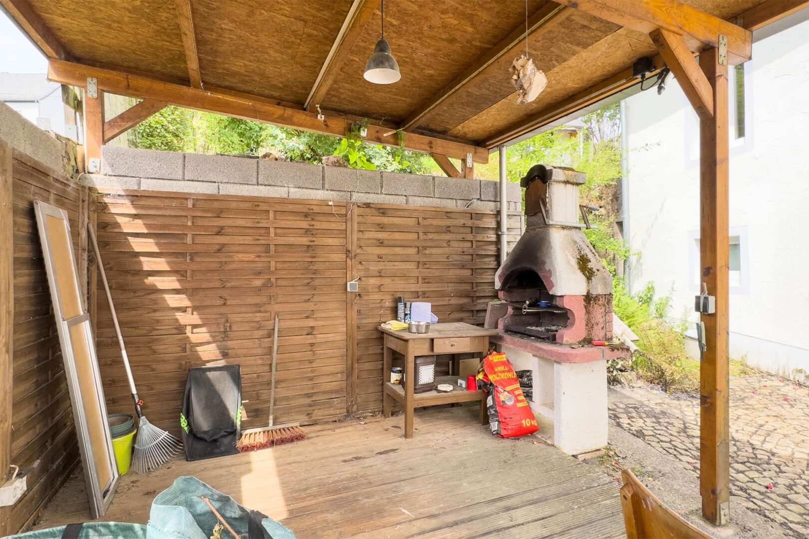 Terrasse mit Kohlegrill