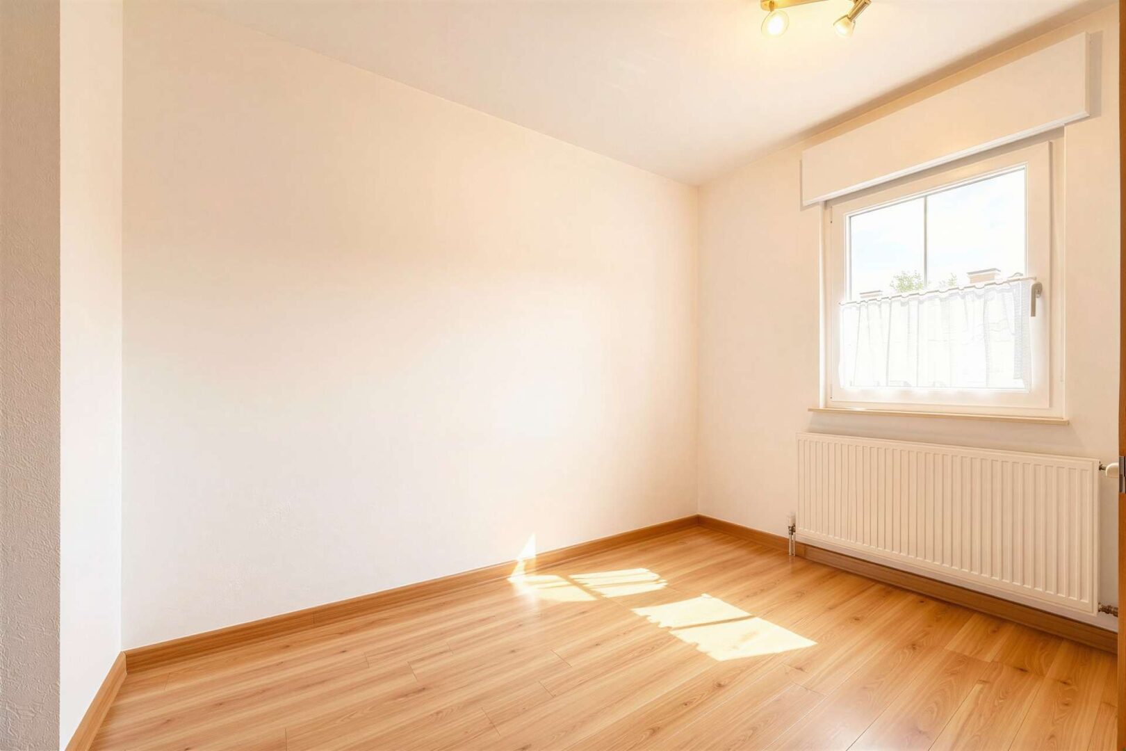 zweites Zimmer im 1. OG - (Möbel mit KI entfernt)