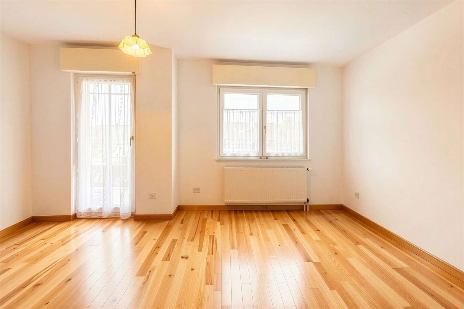 Schlafzimmer mit Balkon - (Möbel mit KI entfernt)