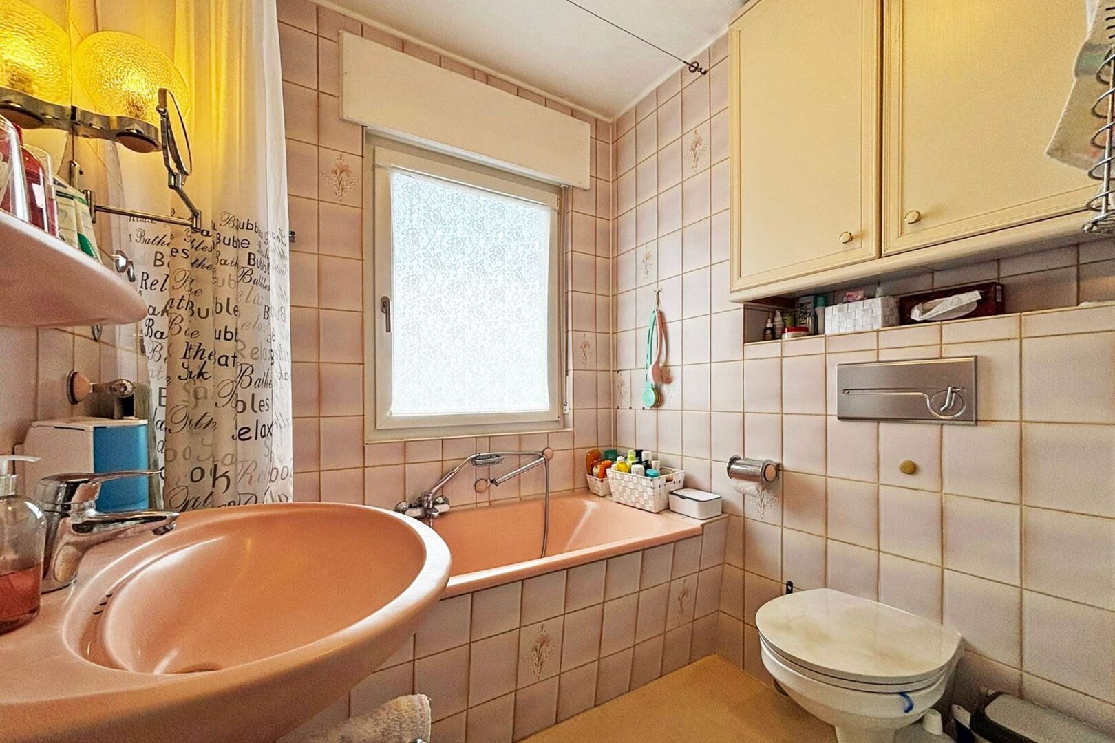 Bad mit Wanne und WC